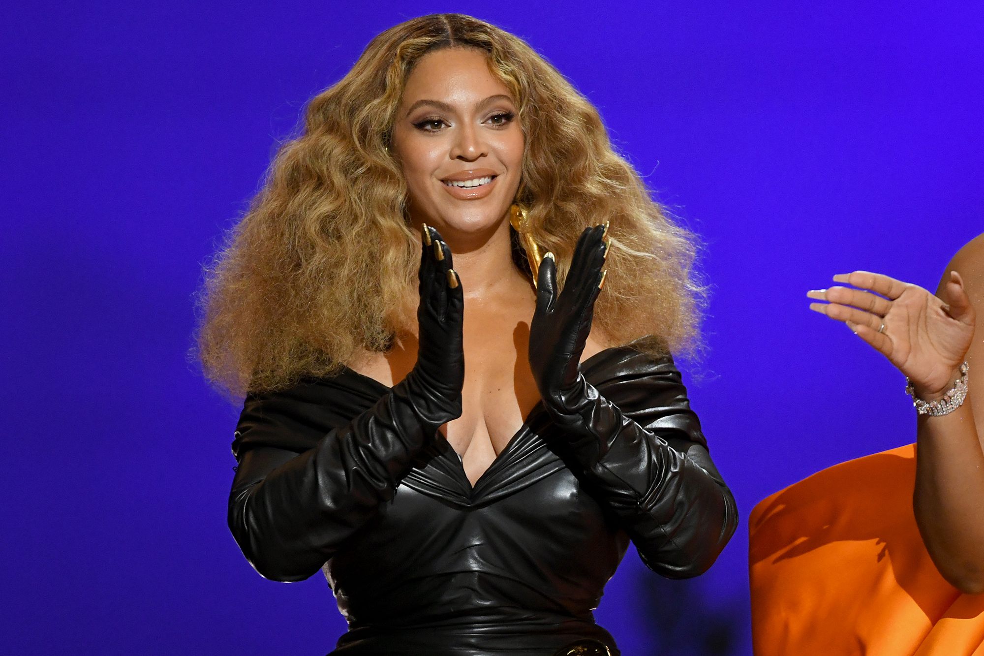 H BEYONCE ΓΡΑΦΕΙ ΙΣΤΟΡΙΑ ΚΑΙ ΓΙΝΕΤΑΙ Η ΓΥΝΑΙΚΑ ΚΑΛΛΙΤΕΧΝΙΔΑ ΜΕ ΤΑ ...